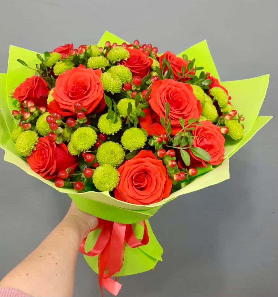 Букет цветов из: Хризантемы и Розы в Хоста