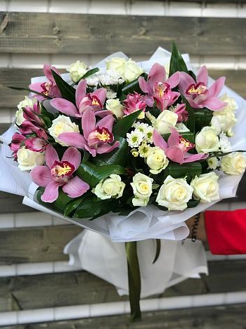Букет цветов из: Розы и Хризантемы в Хоста