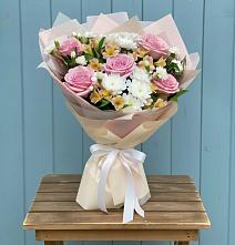 Букет цветов из:  Гвоздики, Орхидеи и Розы в Хоста