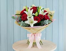 Букет цветов из:  Лилии и Розы в Хоста