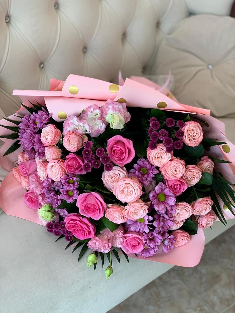 Букет цветов из: Хризантемы, Розы и Лизиантусы в Хоста