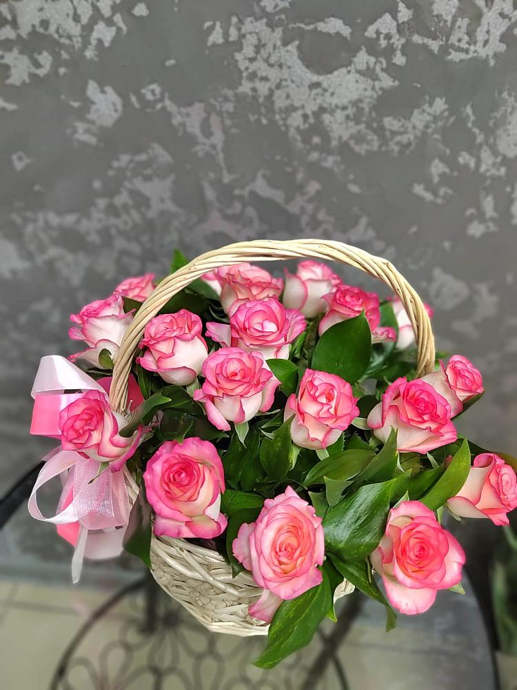 Цветочная композиция из Розы в корзине в Хоста