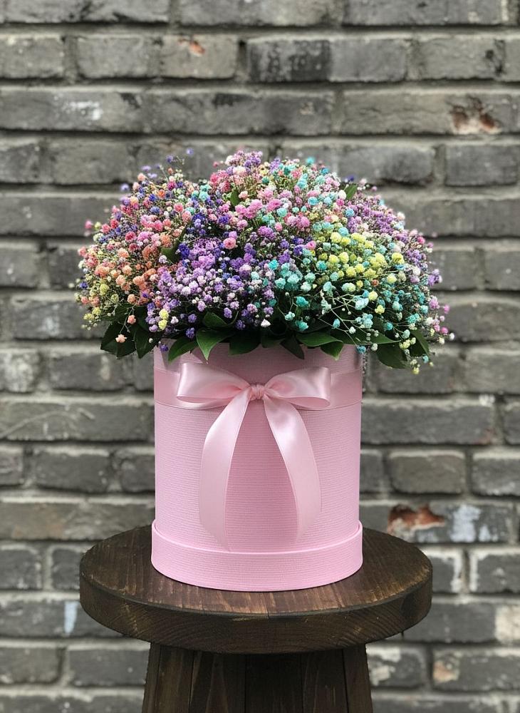Цветочная композиция из Гипсофила и Розы в шляпной коробке в Хоста