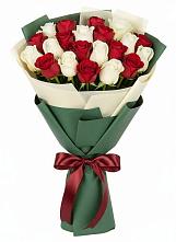 Букет Микс из красных и белых роз в Хоста