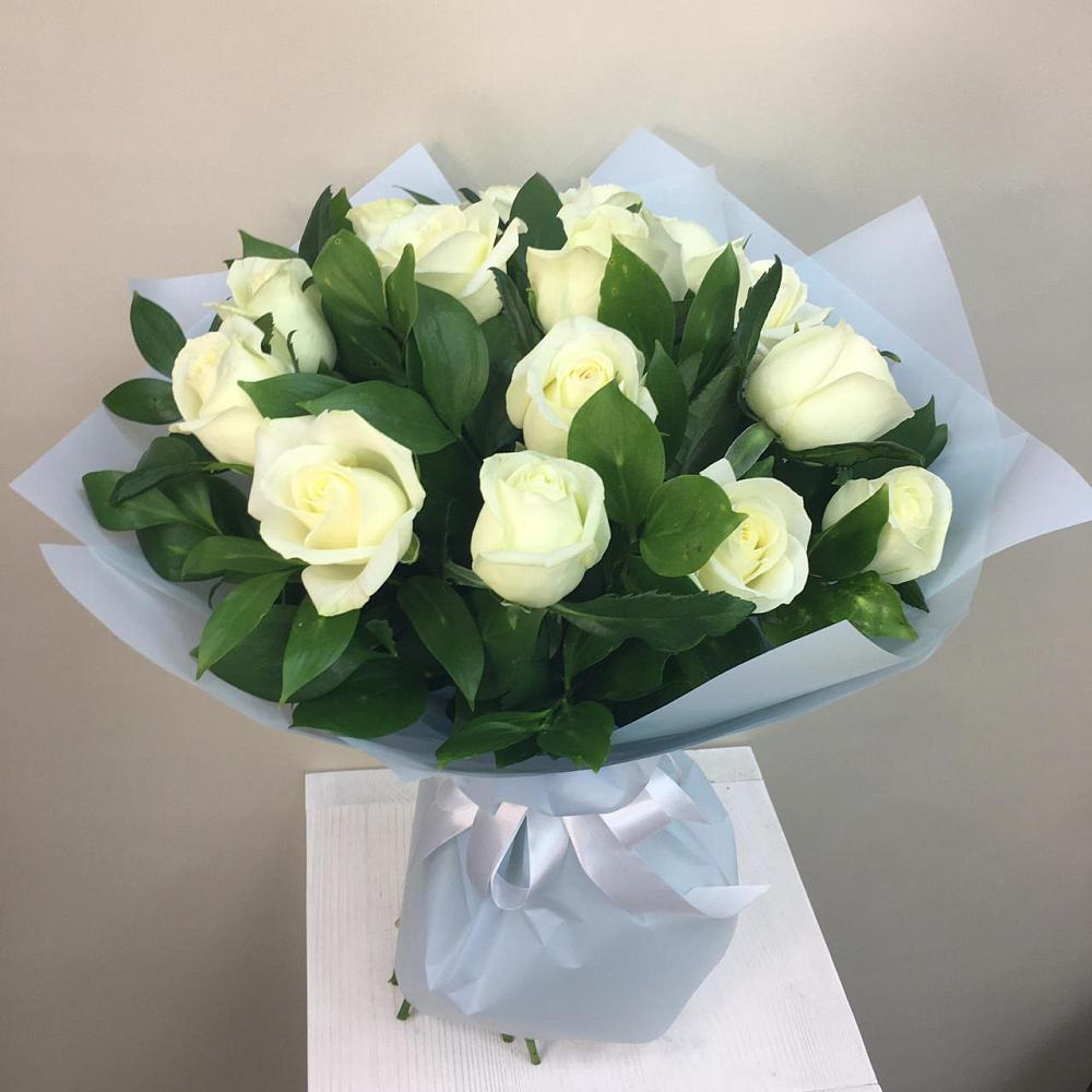 Букет 15 Белых роз Проуд в Хоста