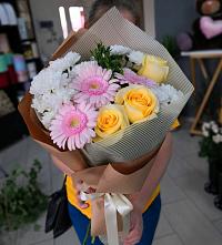 Букет цветов из:  Герберы, Розы и Хризантемы в Хоста