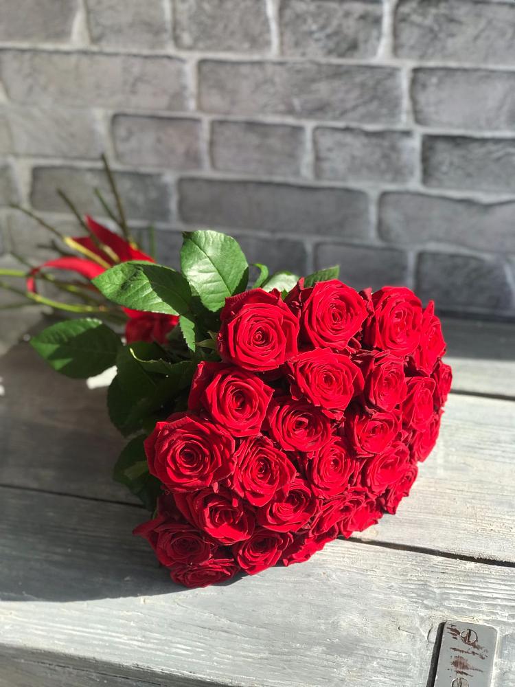 Букет Красные розы Фридом в Хоста