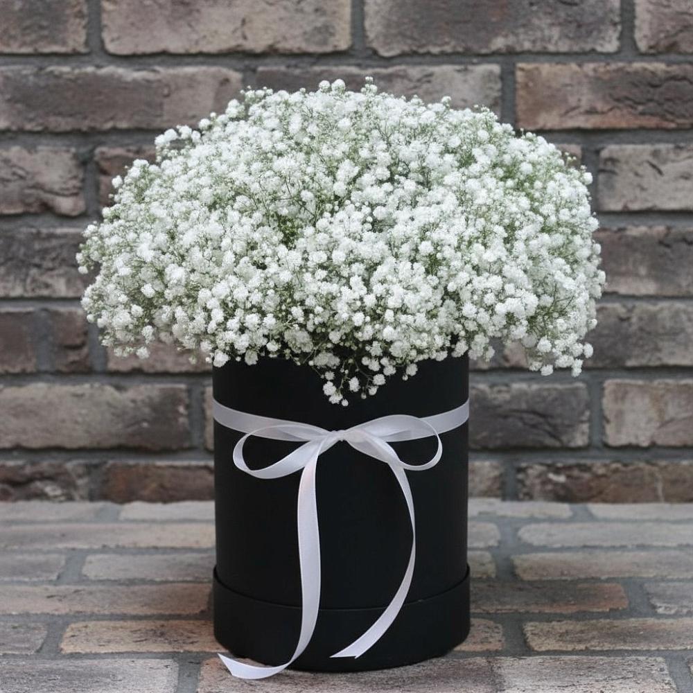 Цветочная композиция из Гипсофила в шляпной коробке в Хоста