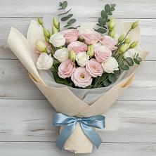 Букет цветов из:  Лизиантусы в Хоста