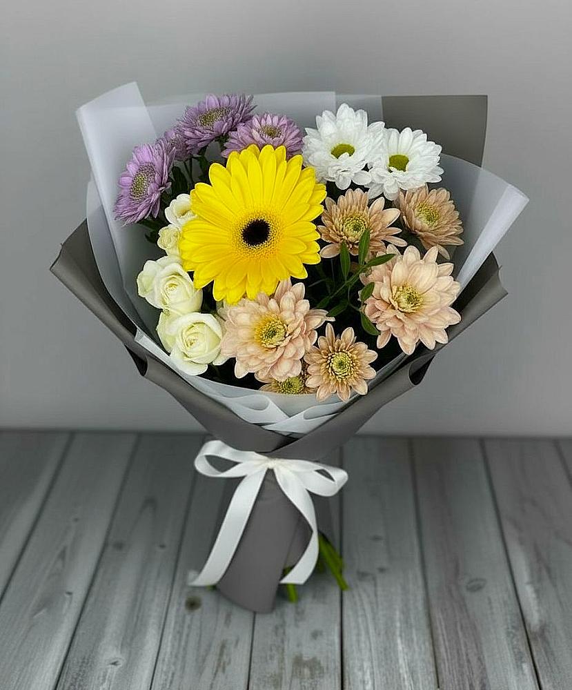 Букет цветов из: Розы, Герберы и Хризантемы в Хоста