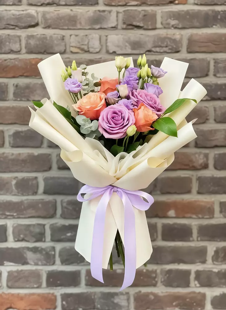 Букет цветов из: Лизиантусы и Розы в Хоста