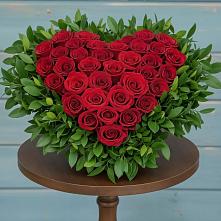 Цветочная композиция из Розы в виде сердца #REPLACE_PRED# Хоста