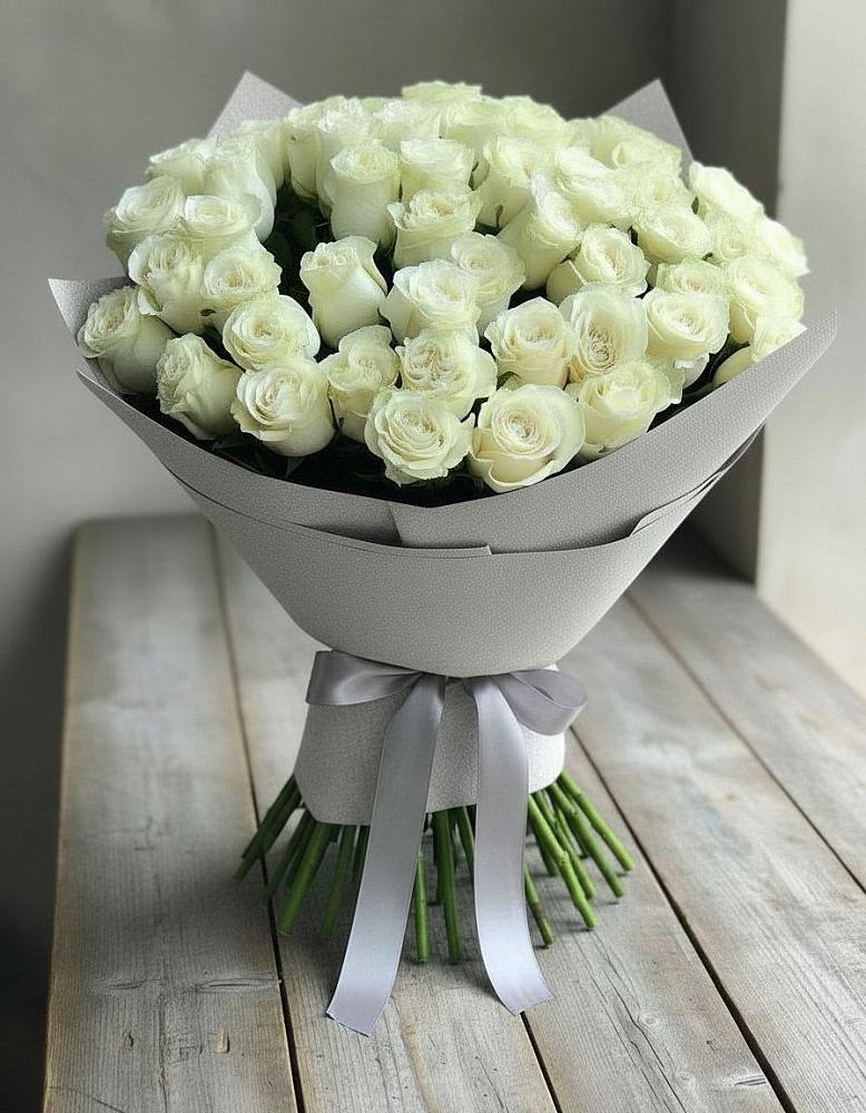 Букет 35 Белых роз в Хоста