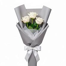 Букет 3 белые розы в Хоста