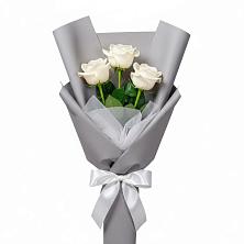 Букет 3 белые розы в Хоста