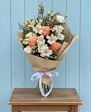 Букет цветов из:  Альстромерии, Лизиантусы, Розы и Хризантемы в Хоста