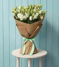 Букет цветов из:  Лизиантусы в Хоста