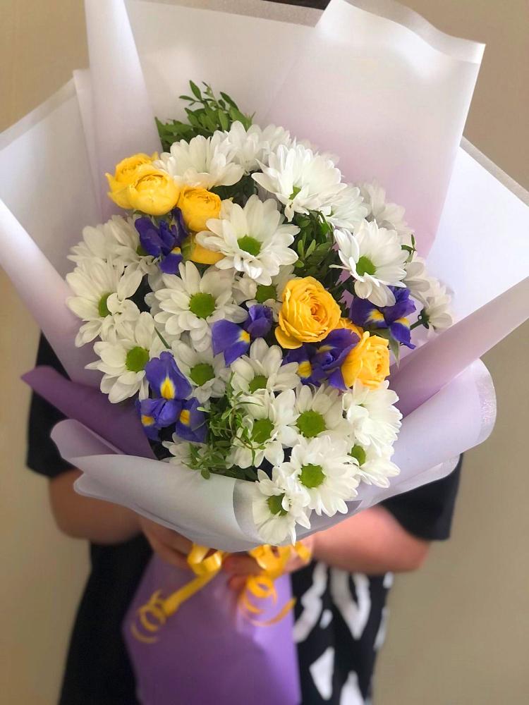 Букет цветов из: Ирисы, Хризантемы и Розы в Хоста