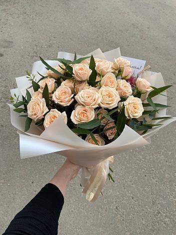 Букет Кремовые розы Латте в Хоста