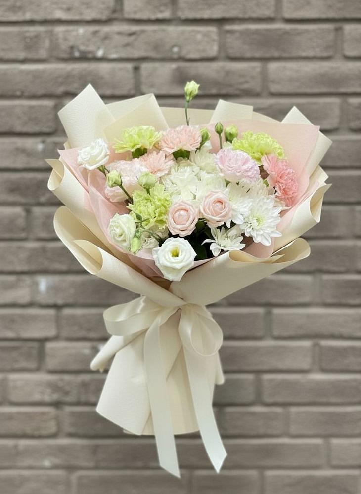 Букет цветов из: Гвоздики, Розы, Лизиантусы и Хризантемы в Хоста