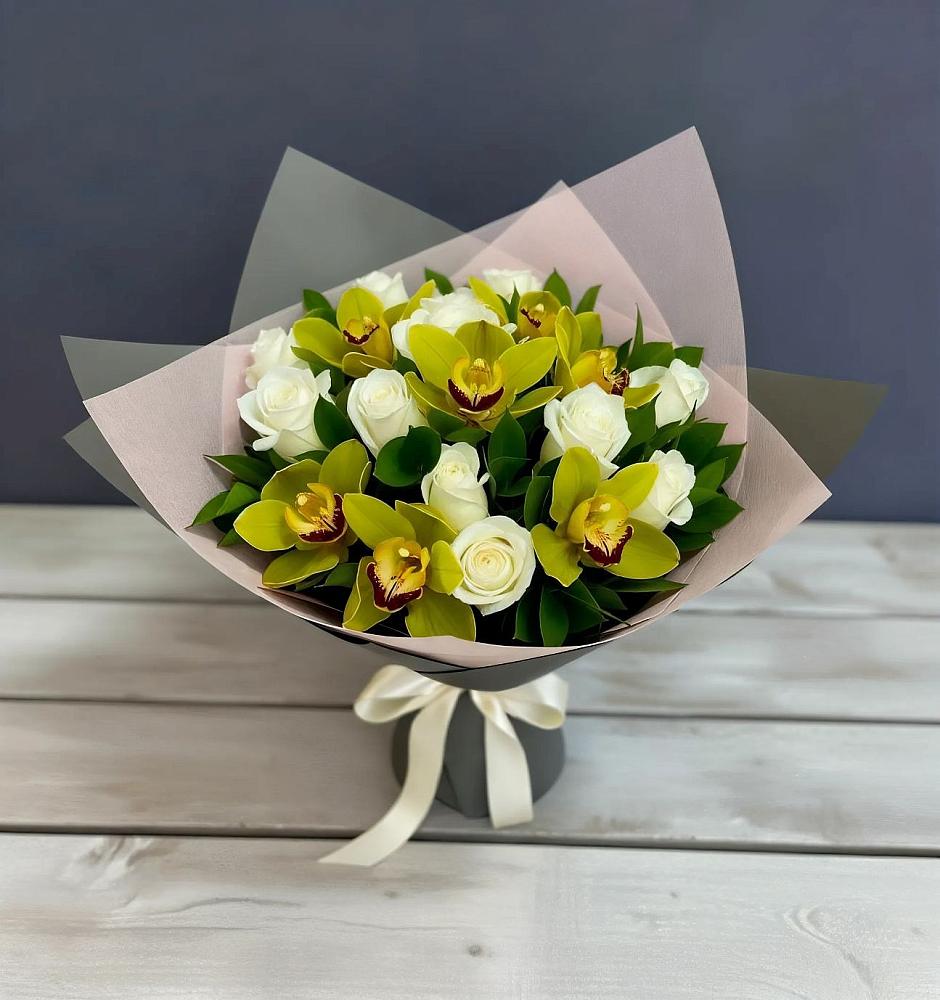 Букет цветов из: Орхидеи и Розы в Хоста