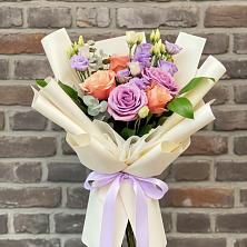 Букет цветов из:  Лизиантусы и Розы в Хоста