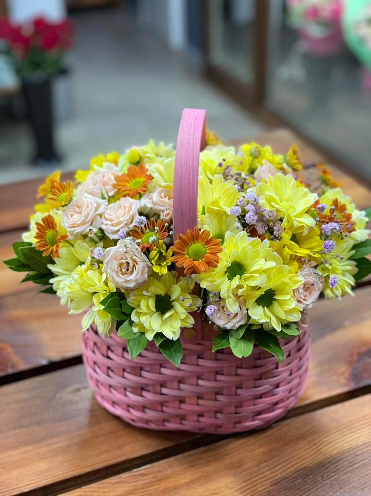 Цветочная композиция из Хризантемы и Розы в корзине в Хоста