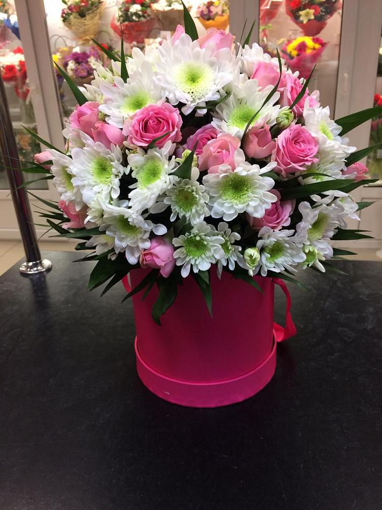 Цветочная композиция из Розы и Хризантемы в шляпной коробке в Хоста