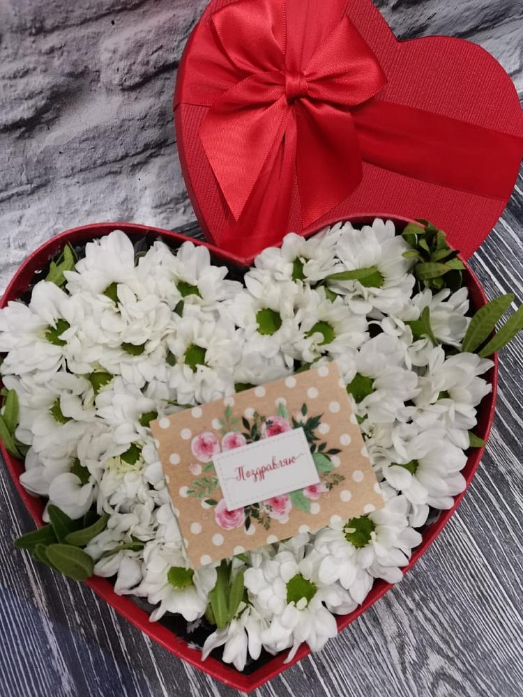 Цветочная композиция из Хризантемы в виде сердца в Хоста