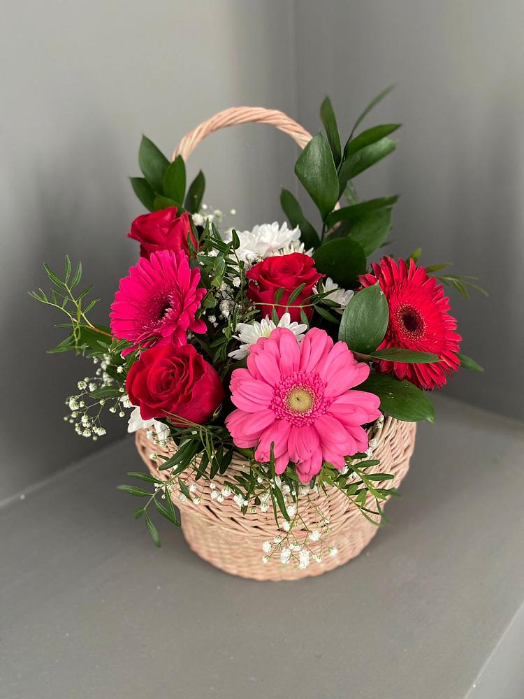 Цветочная композиция из Розы, Хризантемы и Герберы в корзине в Хоста