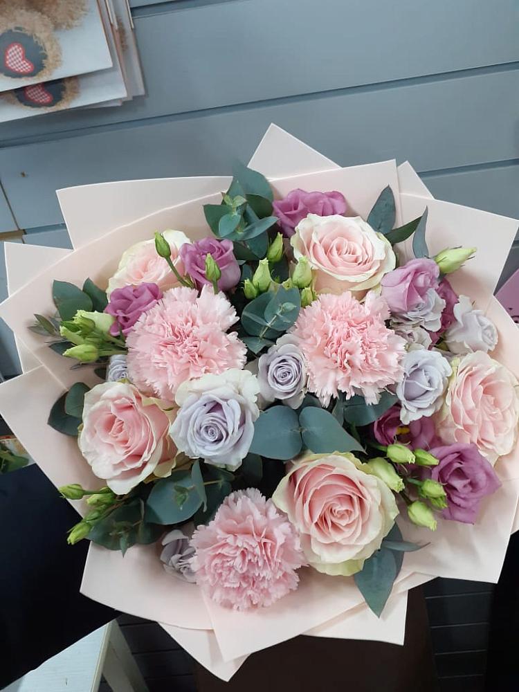 Букет цветов из: Розы, Гвоздики и Лизиантусы в Хоста