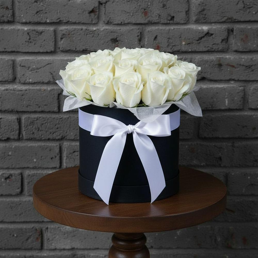 Цветочная композиция из Розы в шляпной коробке в Хоста