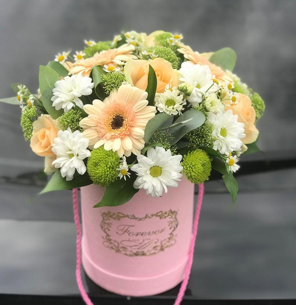 Цветочная композиция из Розы, Герберы и Хризантемы в шляпной коробке в Хоста