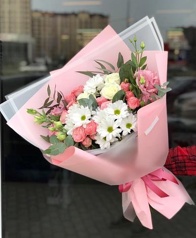 Букет цветов из: Розы, Лизиантусы и Хризантемы в Хоста