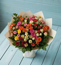 Букет Микс из разноцветных кустовых роз в Хоста