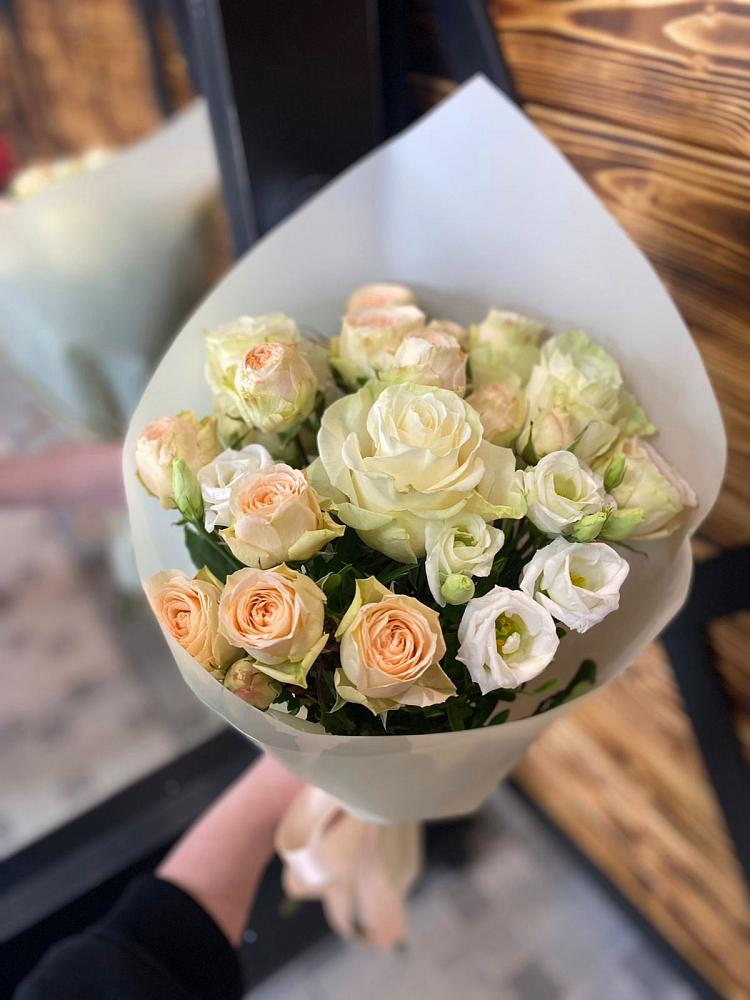 Букет цветов из: Розы и Лизиантусы в Хоста